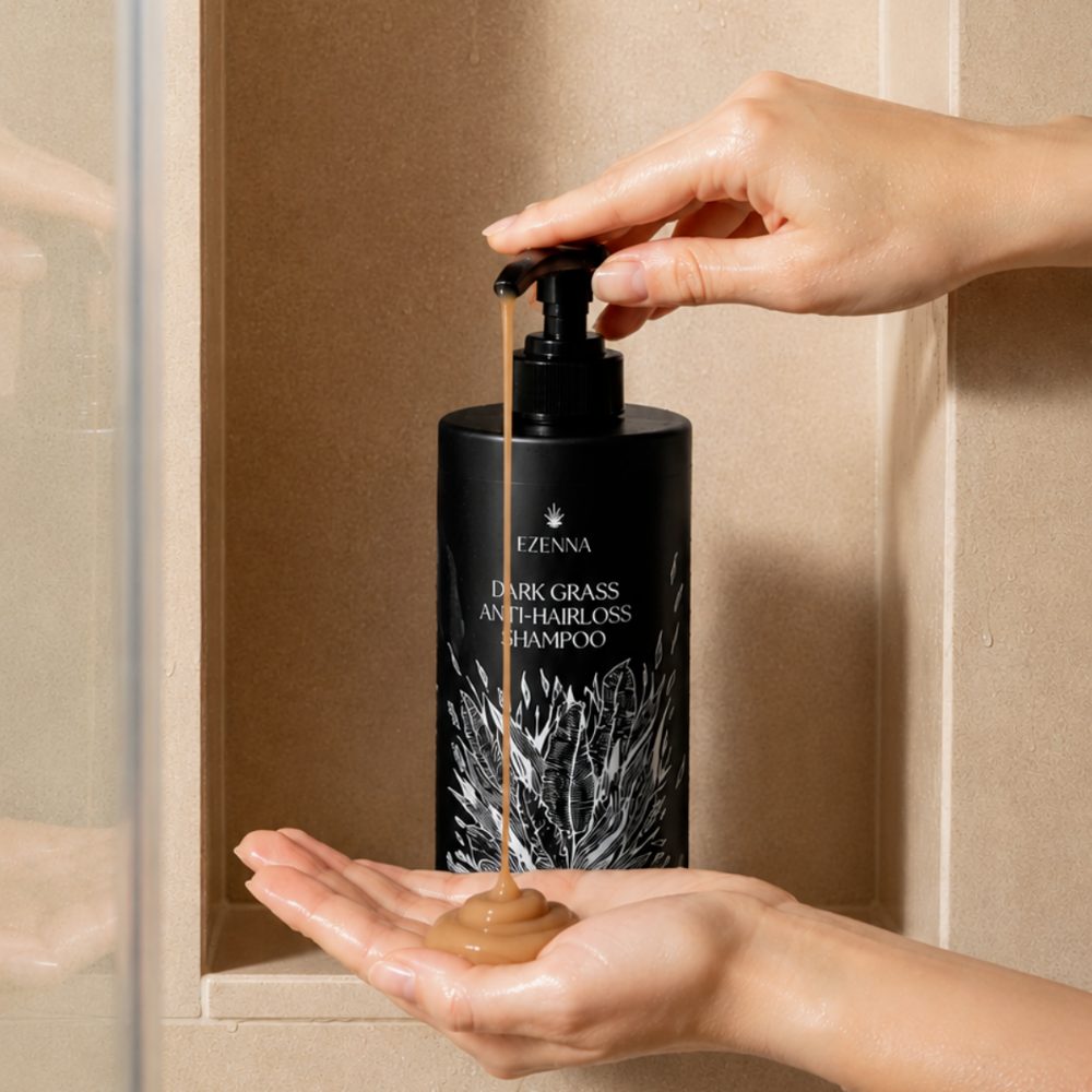 이젠나 다크그라스 탈모샴푸 세정 중 두피 마사지 장면 SHAMPOO